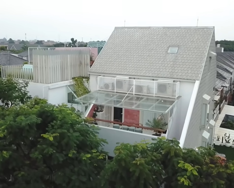 Rumah Sharena Delon Tampak dari luar (Foto: YouTube Sharena Delon - Party Of Four)