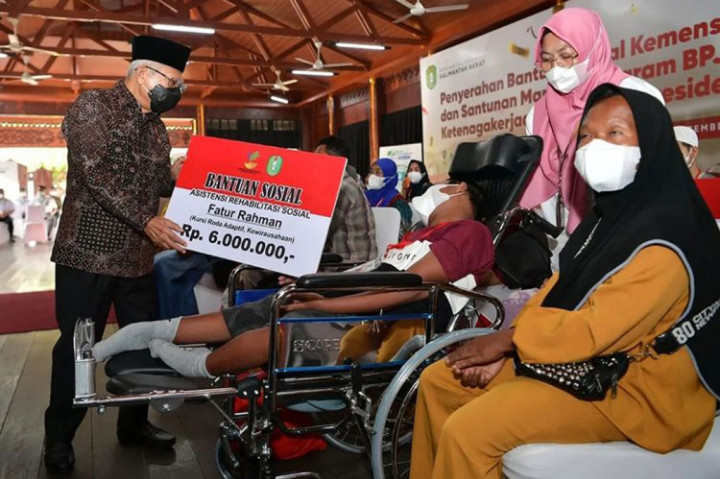 Wapres Serahkan Bansos untuk Warga Kalimantan Barat