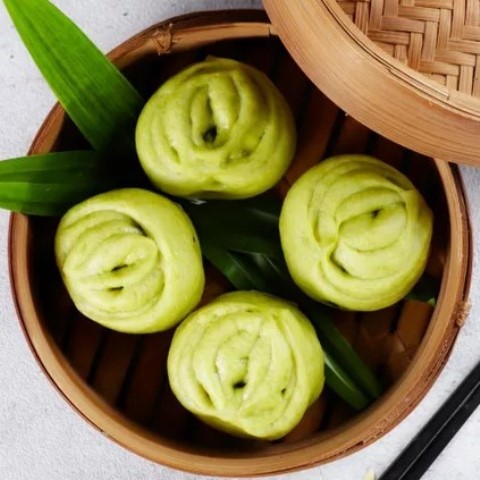 Sontek resep bakpao pandan isi cokelat yang empuk. Pas untuk camilan di pagi atau sore hari. (Foto: Dok. Endeus TV)