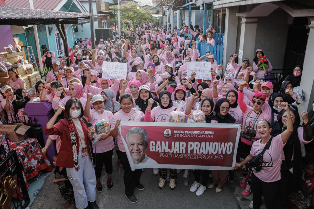 Bantu Warga Kecil, Relawan Bagi-bagi Sembako di Samarinda Bantu Warga Kecil, Relawan Bagi-bagi Sembako di Samarinda