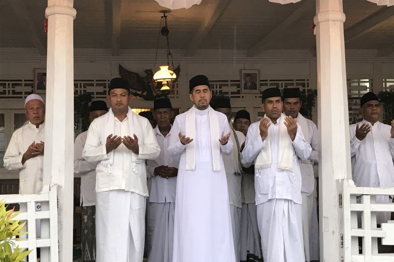 Prosesi berdoa usai Mandi Safar dari rumah raja menuju ujung jembatan Pelabuhan Hitulama, Maluku Tengah, Rabu (21/9/2022). ANTARA/Winda Herman