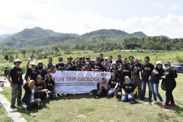 Fun Trip Alumni ITNY Jelajah Wisata Alam Yogyakarta sambil Berbagi Ilmu