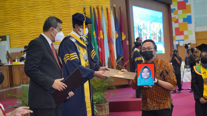 Tak Sempat Lihat Hasi Perjuangan, Wisudawan Unnes Meninggal Usai Sidang Skripsi