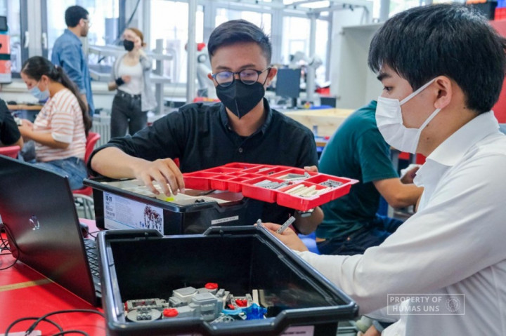 Cerita Mahasiswa UNS Belajar Robotik di Tempat Kuliah BJ Habibie, RWTH Aachen University