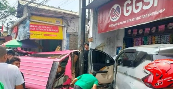 Minibus Tabrak Angkot di Sukabumi, 3 Tewas