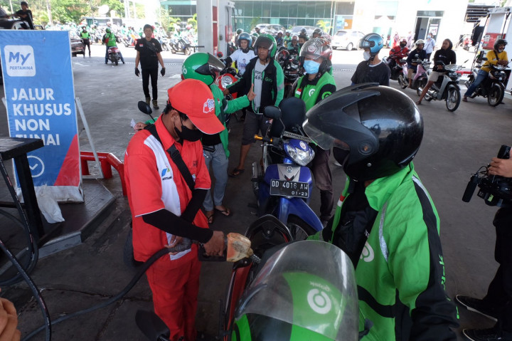 Ojol di Makassar Terbantu BBM Murah dari UKM Sahabat Sandi