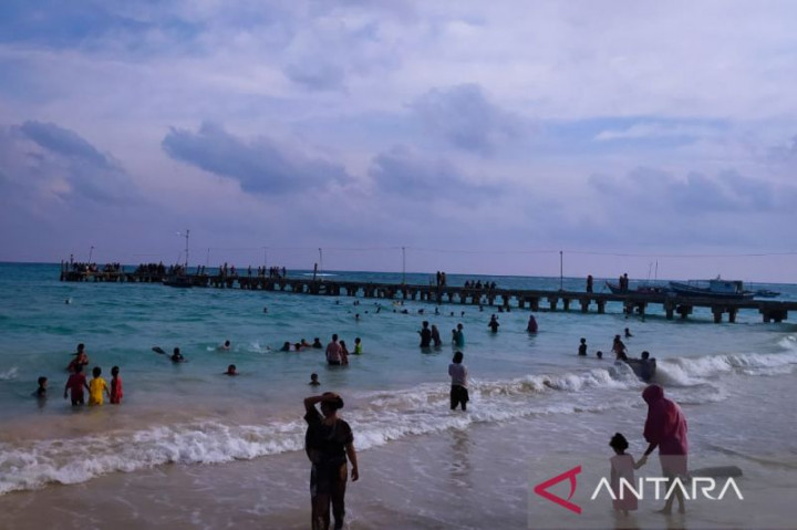 Ratusan Warga Natuna Gelar Ritual Mandi Safar di Tepi Pantai