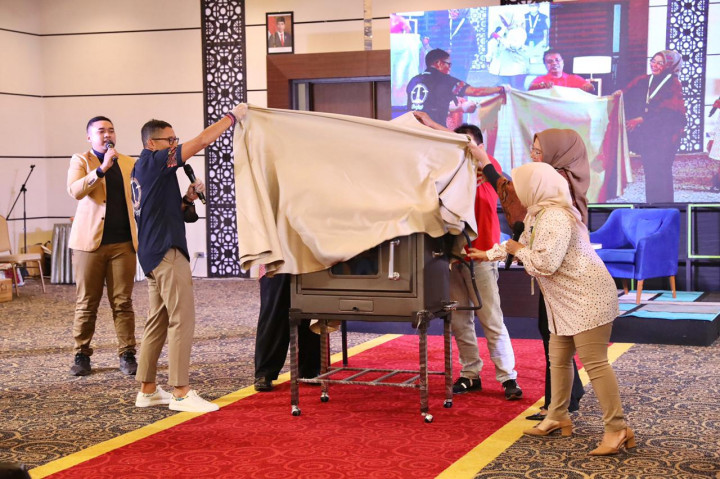 Sandiaga Beri Kejutan Oven untuk Pembuat Cookies Tauco di Cianjur