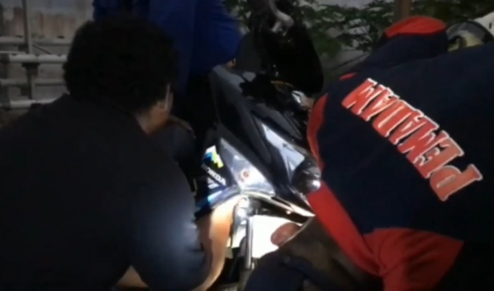 <i>Kok Bisa</i>, Petugas Damkar Evakuasi Ular 1,7 Meter Masuk Boks Lampu Motor