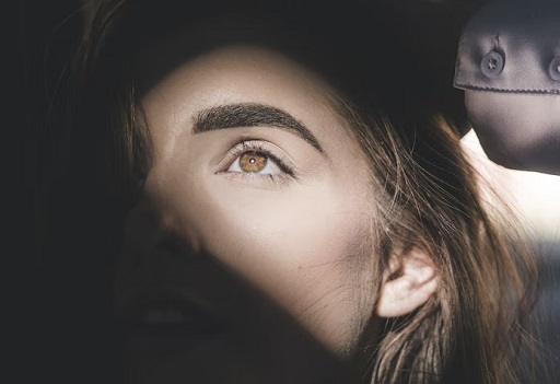 Stres bisa menyebabkan kerontokan rambut alis. (Foto: Ilustrasi. Dok. Unsplash.com)