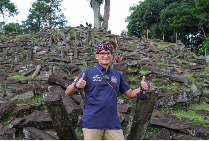 Menparekraf Sandiaga Uno saat mengunjungi Situs Gunung Padang di Cianjur (Foto: Kemenaprekraf)