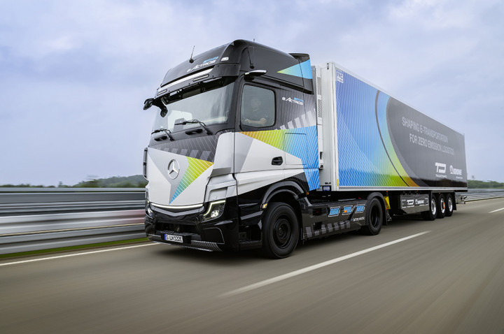 Mercedes-Benz eActros LongHaul Sanggup Menjelajah 500 KM Tanpa Ngecas