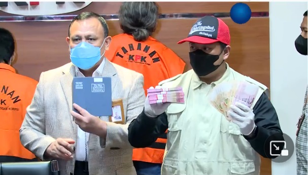 Penampakan Kamus Bahasa Inggris yang Digunakan Menyimpan Uang Suap Pengurusan  Perkara di MA