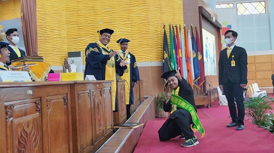 Pose 'Tembak' di Depan Rektor Unnes, Wisudawan Bikin Suasana Meriah