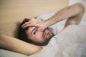 7 Alasan Kenapa Bangun Tidur Tetap Lelah dan Cara Mengatasinya