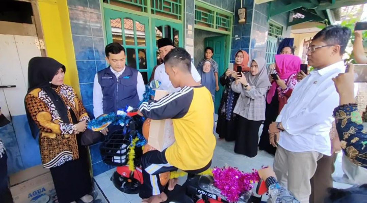Kadisdik Jabar Berikan Motor Listrik untuk Korban Perundungan di Cirebon