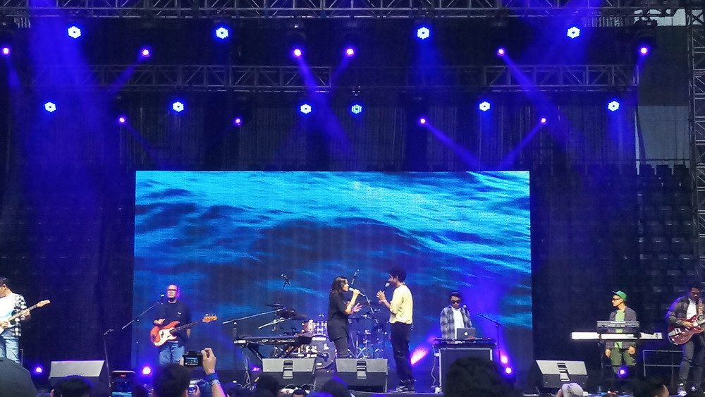 Ditemani Gerimis, Teddy Adhitya Membuat Penonton Galau di We The Fest 2022 Ditemani Gerimis, Teddy Adhitya Membuat Penonton Galau di We The Fest 2022