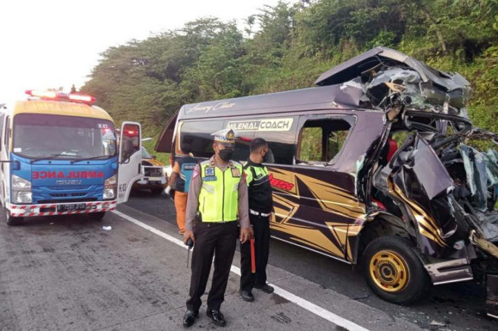 Kecelakaan Maut Minibus vs Truk di KM 438 Tol Semarang-Solo, 5 Orang Tewas