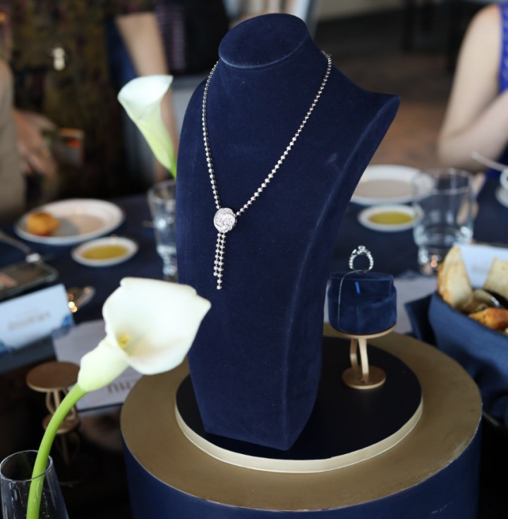 Sejarah Blue Sapphire sebagai Perhiasan dan Simbol Kerajaan