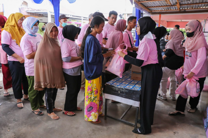 Respons Kenaikan BBM, Ratusan Warga di Pontianak Dapat Bansos