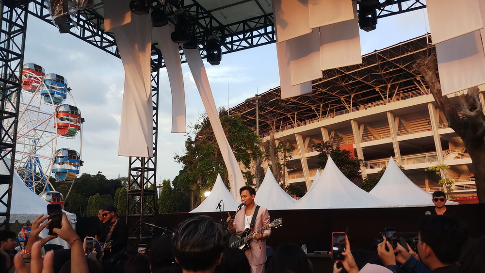 Rendy Pandugo Kenalkan Dua Lagu Baru di We The Fest 2022