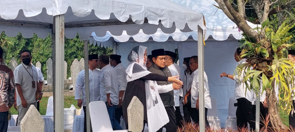 Saat Dewan Kolonel Ikut Ziarah Ke Makam Taufiq Kiemas