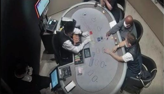 Viral! Beredar Foto Lukas Enembe Sedang Berjudi di Kasino