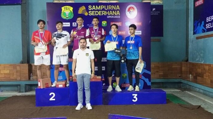 Suasana penyerahan hadiah di ajang Kejuaraan PBSI Sampurna Sederhana Open 2022. (Foto: Istimewa)