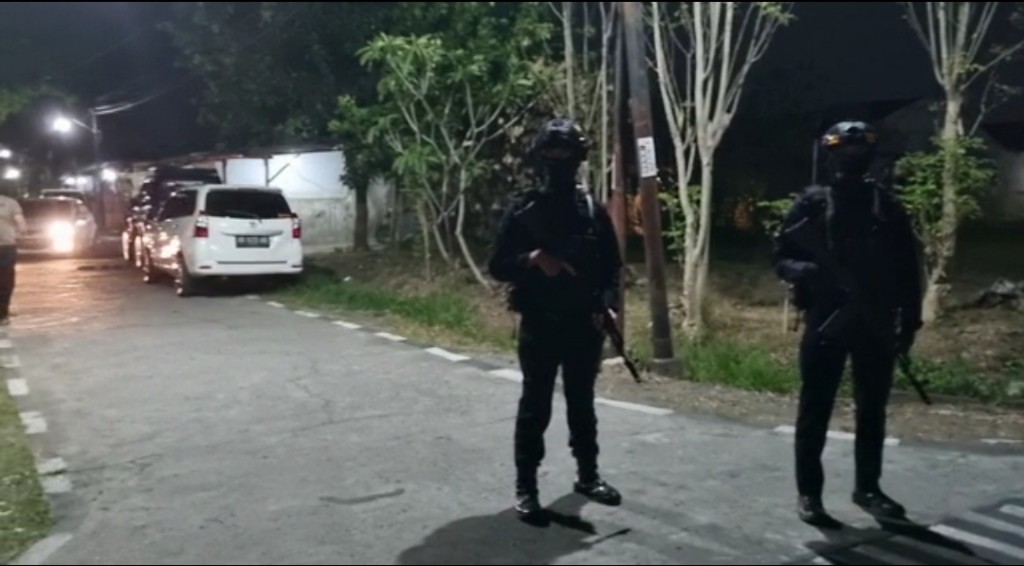 Polisi menjaga lokasi ledakan di Asrama Brimob Sukoharjo, Jawa Tengah, Minggu, 25 September 2022. Medcom.id/ Triawati Prihatsari