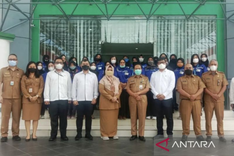 Kepala Dinas Tenaga Kerja dan Transmigrasi Provinsi Kaltim, Rozani Erawadi (tengah), bersama dengan para pegawai Disnakertrans Kaltim. Diskominfo Kaltim