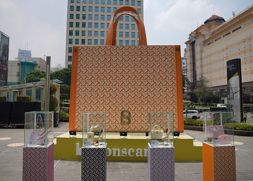 Replika Tote Bag dengan motif Bimu Monogram yang mendapatkan penghargaan rekor MURI. (Foto: Dok. Buttonscarves)