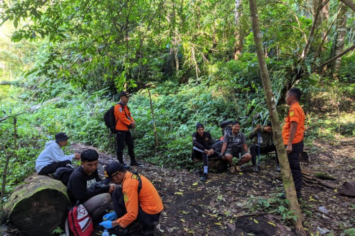 8 Pendaki Tersesat di Gunung Soputan Ditemukan, Seorang Masih Balita