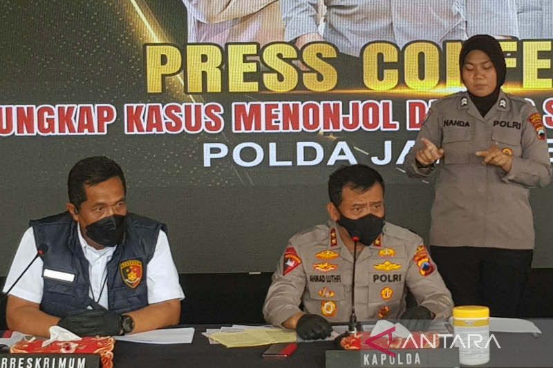 Kapolda Jateng Irjen Pol. Ahmad Luthfi mejelaskan perkembangan peristiwa ledakan di sekitar asrama polisi di Sukoharjo saat pers rilis di Mapolda Jateng di Semarang, Senin (26/9/2022). ANTARA/I.C.Senjaya