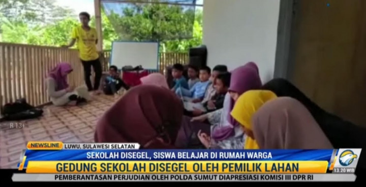 Sekolah Disegel, Murid Terpaksa Belajar di Teras Rumah Warga