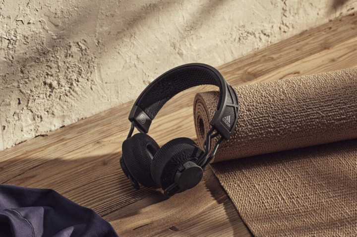 Erajaya Boyong Headphone Tenaga Surya Adidas