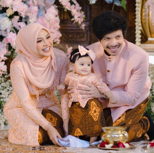 Anak Aurel dan Atta Halilintar Jalani Tradisi Tedak Siten, Filosofinya Ternyata <i>Dalem</i>