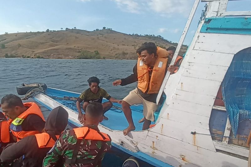 Sejumlah wisatawan diselamatkan tim SAR gabungan dalam kecelakaan kapal KM Asri II di perairan Pulau Seraya Besar, Taman Nasional Komodo, Senin 26 September 2022. ANTARA/HO-Basarnas Maumere