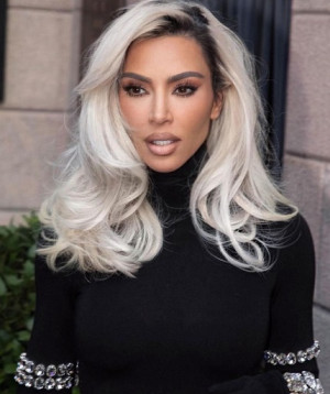 Gaya Klasik Kim Kardashian Pakai Dolce & Gabbana di Milan Fashion Week