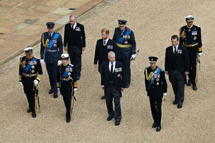 14 Fakta Mengejutkan Tentang Uang Keluarga Kerajaan Inggris