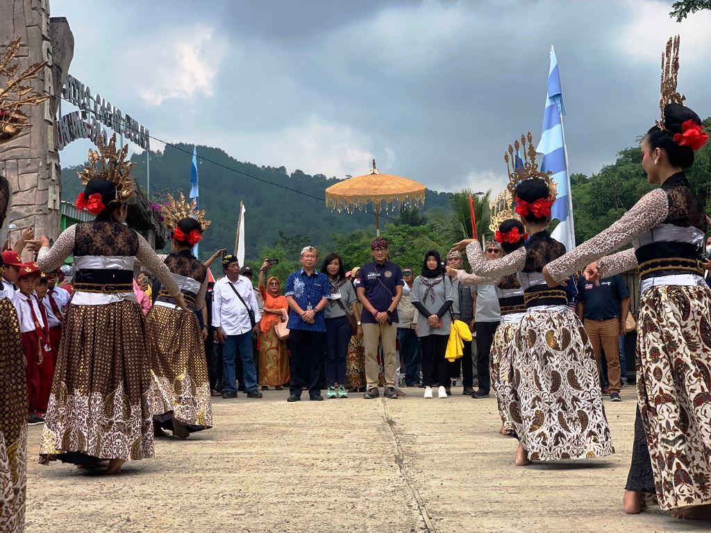 Menparekraf Sandiaga Uno di Situs Gunung Padang. (Foto: ist)