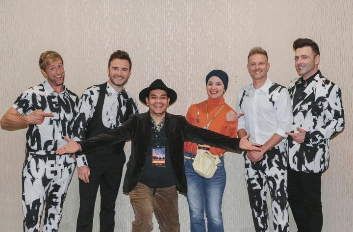 Bahagianya Istri Indra Bekti Foto Bareng Westlife