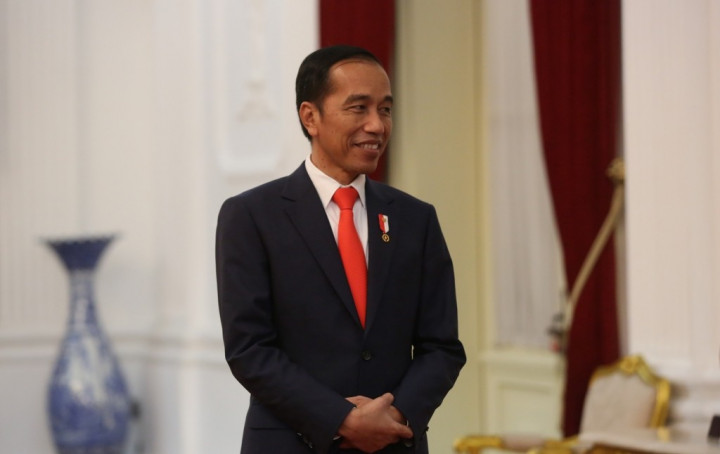 President Jokowi Distributes BSU, BLT BBM Assistance to Baubau Residents