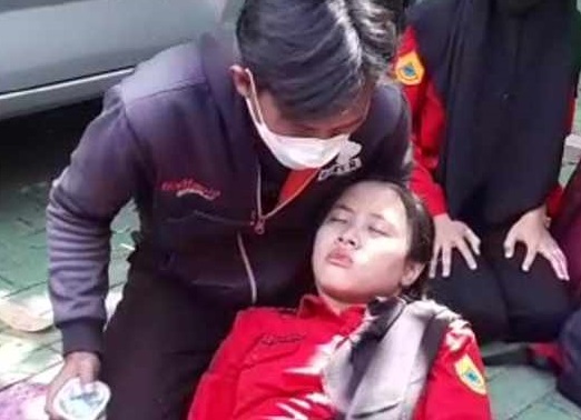 <i>Kok Bisa</i> Doa Bersama Usir Aura Negatif, Puluhan Siswi di Magetan Justru Kesurupan Massal