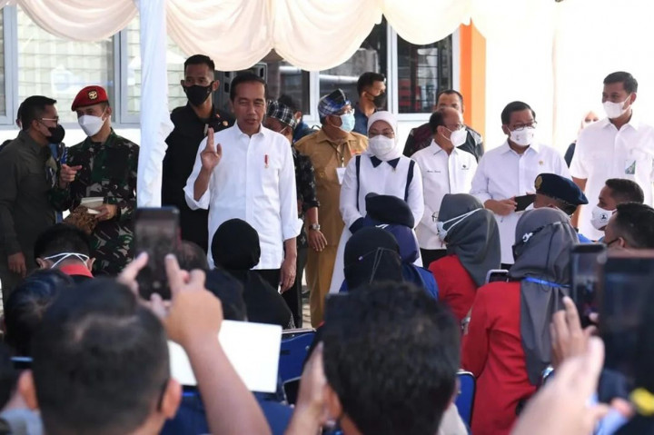 Jokowi Bagikan BLT BBM dan BSU di Baubau Sultra