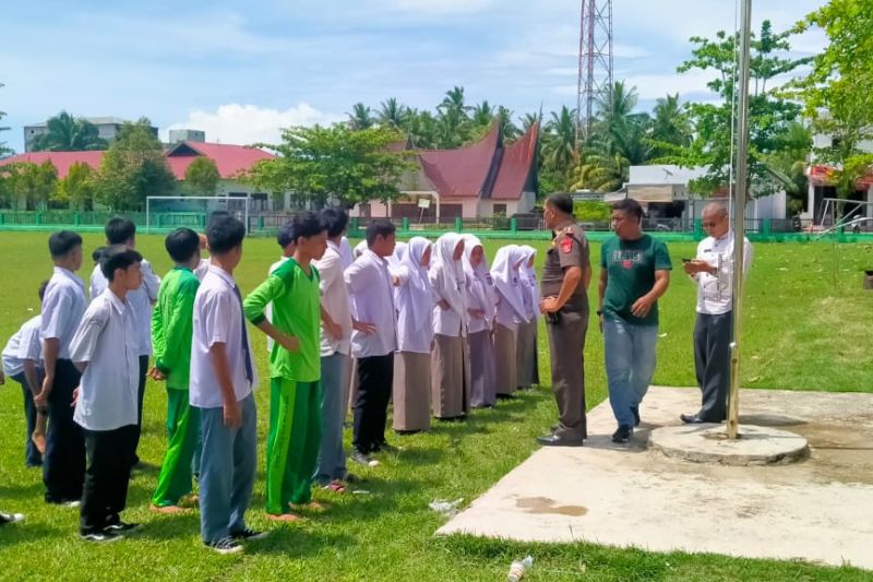 Pelajar yang diamankan sedang mendapatkan pembinaan dari anggota Satpol PP Damkar Agam. ANTARA/Dok Satpol PP Damkar Agam