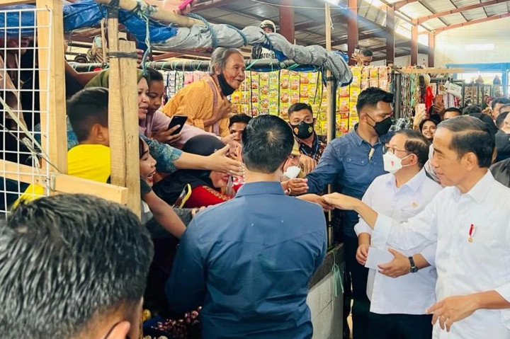 Momen Jokowi Sapa Warga Baubau di Pasar Wameo