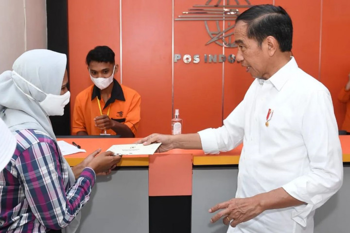 Jokowi Tinjau Pembagian Bansos di Kantor Pos Banabungi