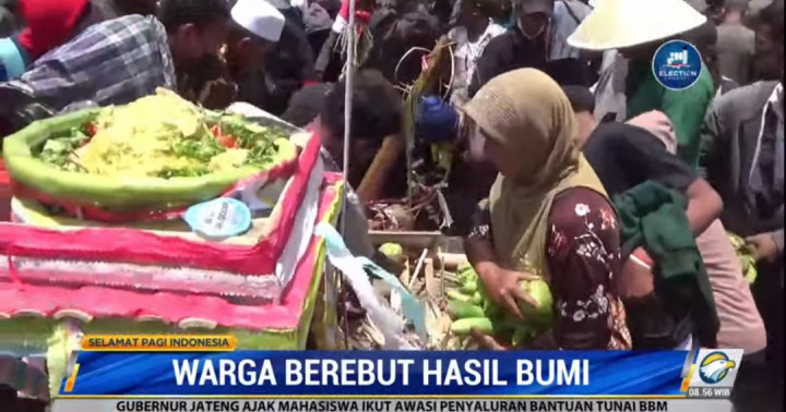 Ratusan Warga Jember Saling Dorong Berebut Gunungan Hasil Bumi