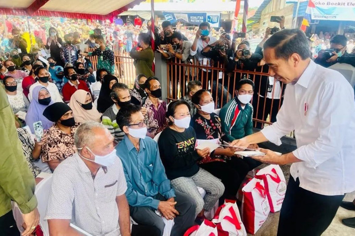 Serahkan Bansos di Kantor Pos Jailolo, Jokowi: Gunakan untuk Hal Produktif
