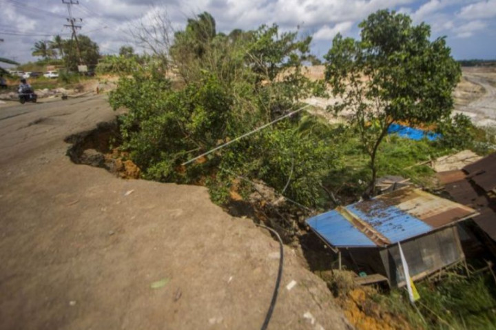 Jalan Nasional di Kalsel Longsor ke Lubang Tambang